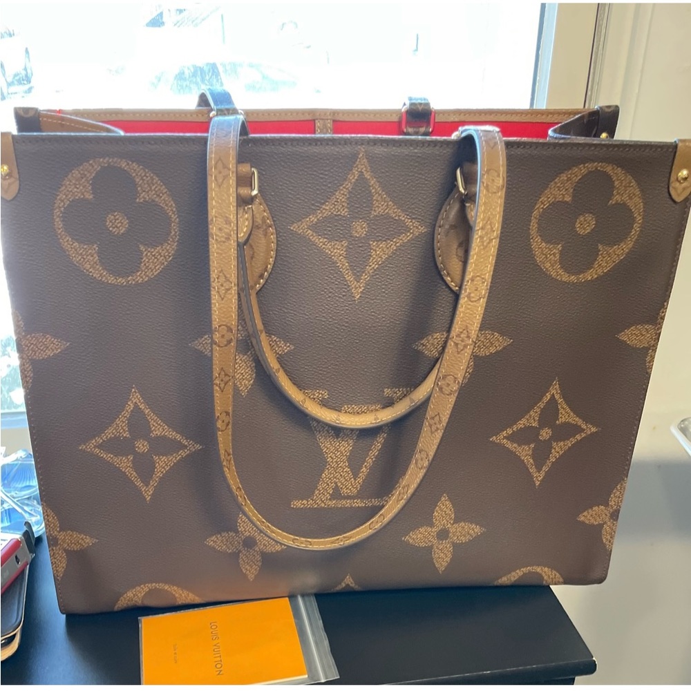 Great look-a-like purse used once. Price reflects the obvious.